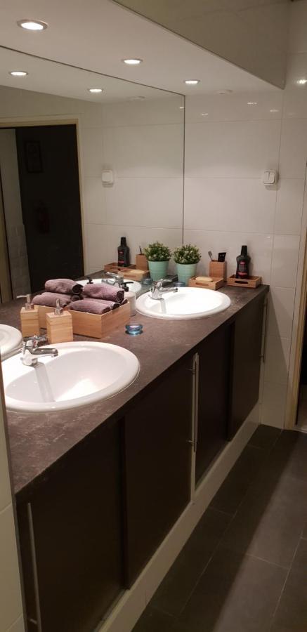 V61 Hostal *