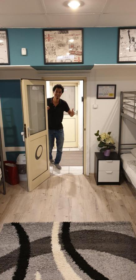 V61 Hostal *